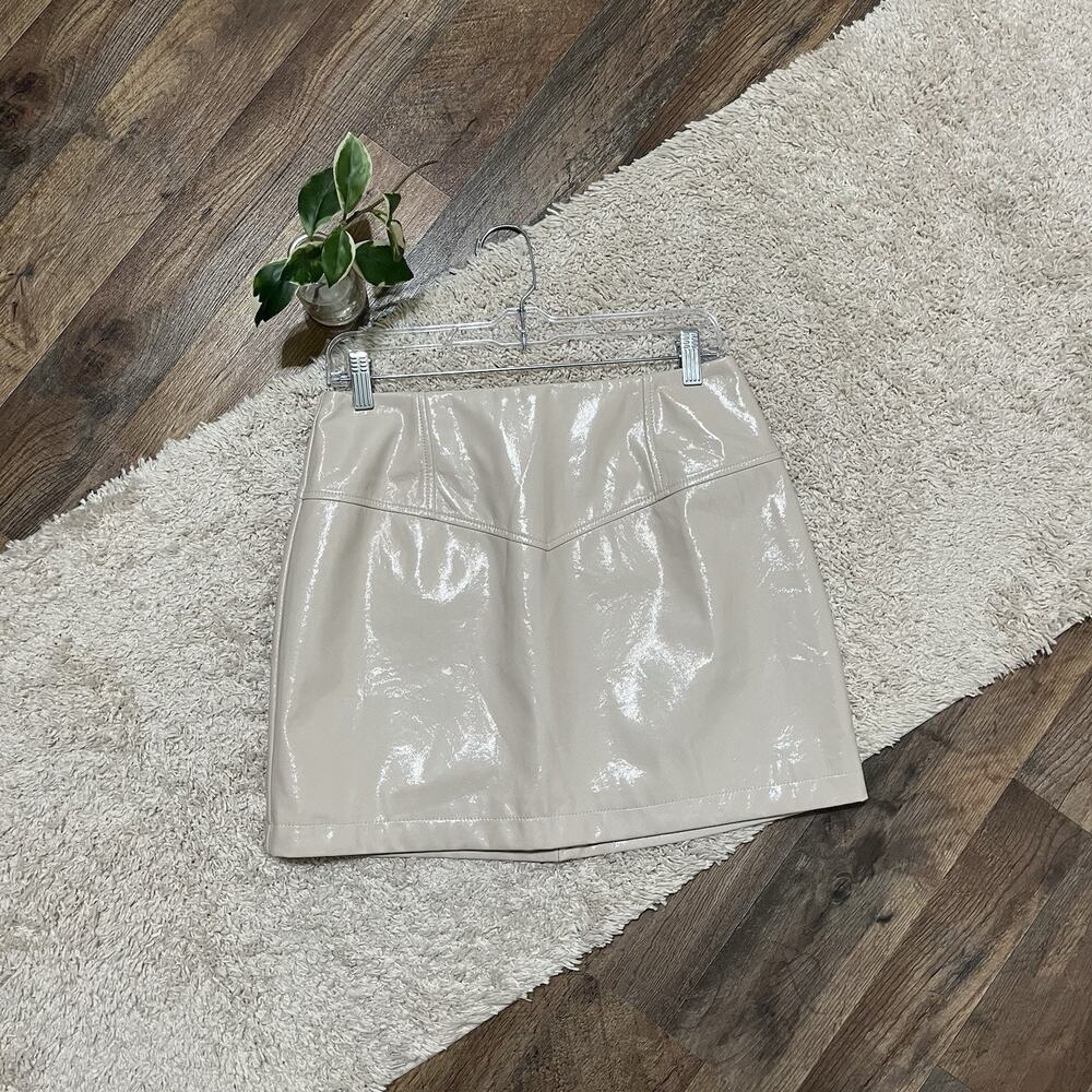 7 For All Mankind Size Medium Oyster Patent Faux Leather Mid-Rise Mini Skirt